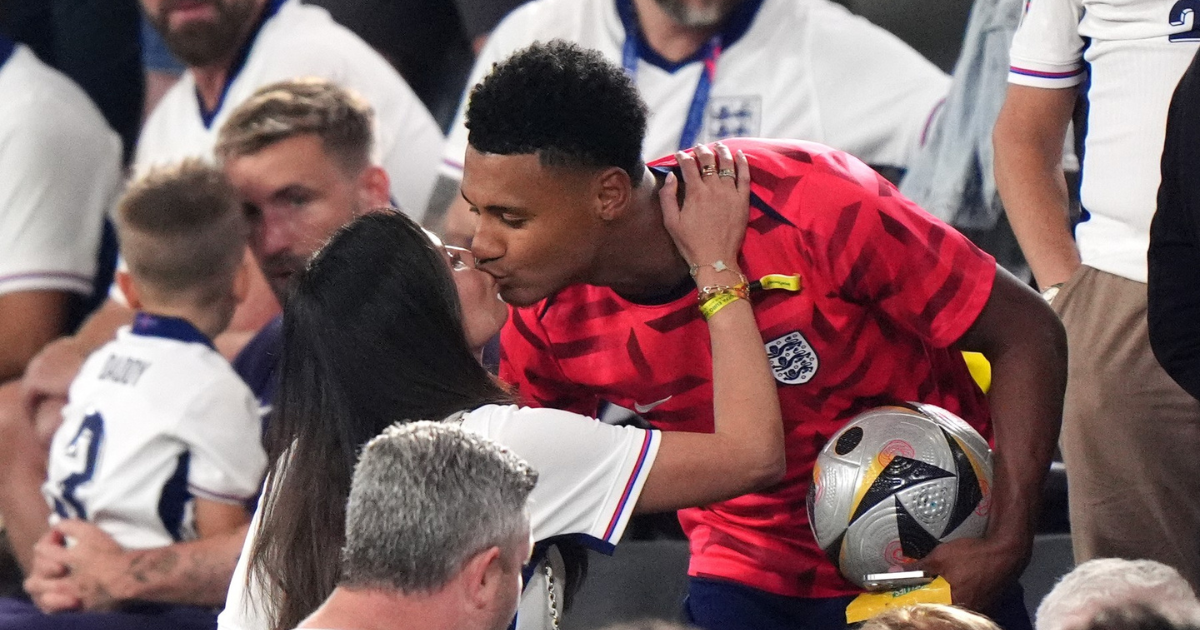 Junak Engleske godinama ljubi lijepu Ellie, nakon utakmice je ljubio na tribinama