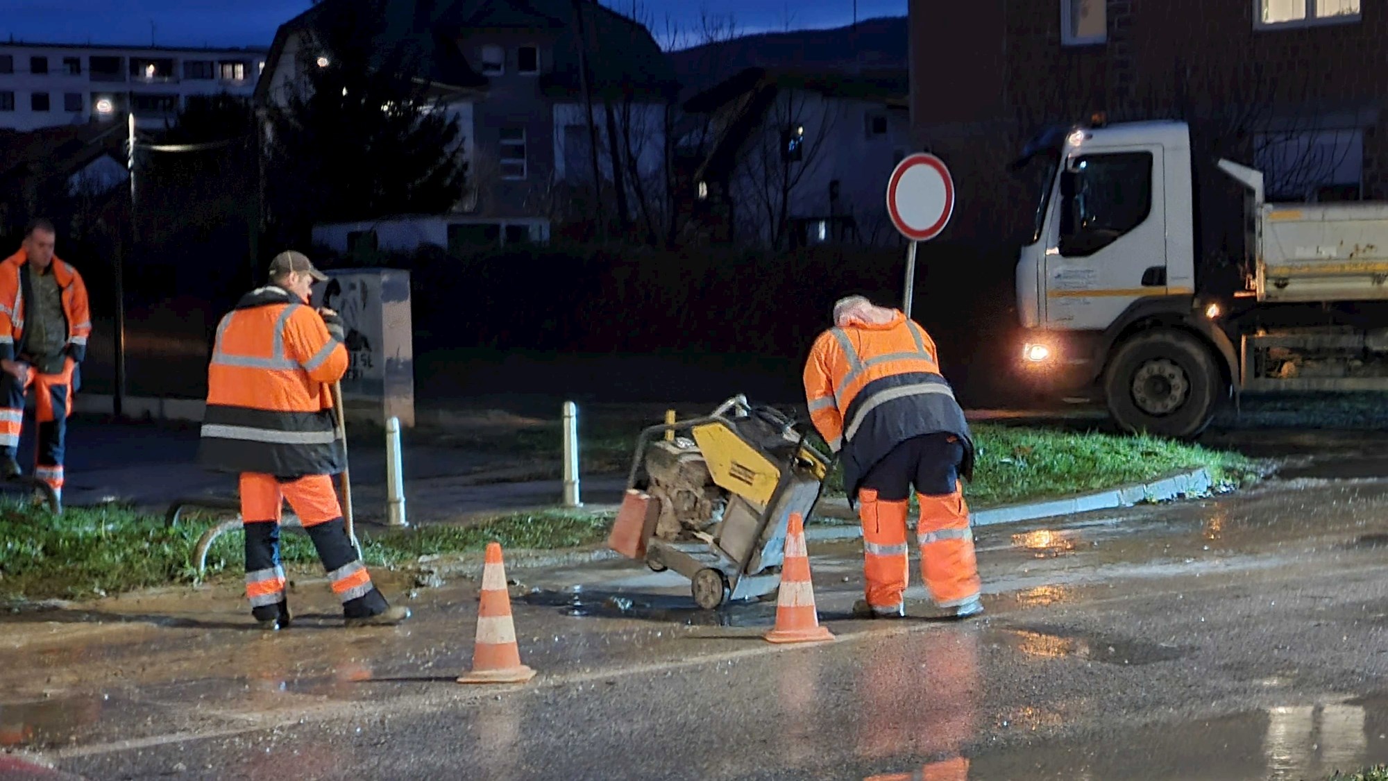 FOTO I VIDEO U Zagrebu pukla cijev, u tijeku je sanacija