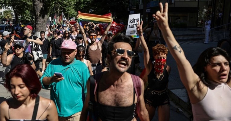 U Istanbulu održana zabranjena Povorka ponosa, policija uhitila najmanje 15 ljudi