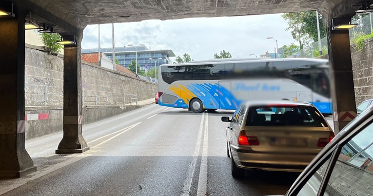 VIDEO Autobus se okretao ispred podvožnjaka u Miramarskoj u Zagrebu