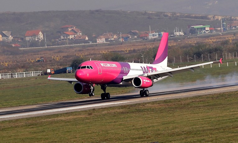 Avion zbog nevremena kružio nad Splitom pa prisilno sletio u Dubrovnik