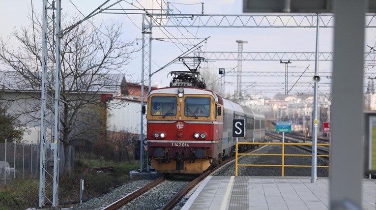 Putnički vlak naletio na banderu u Podravini