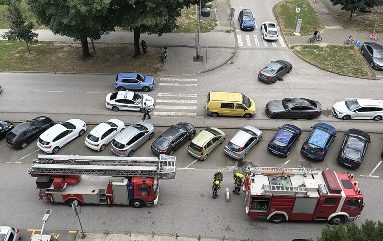 VIDEO U Zagrebu se iz stana počeo širiti dim. Vatrogasci izvukli ošamućenu osobu