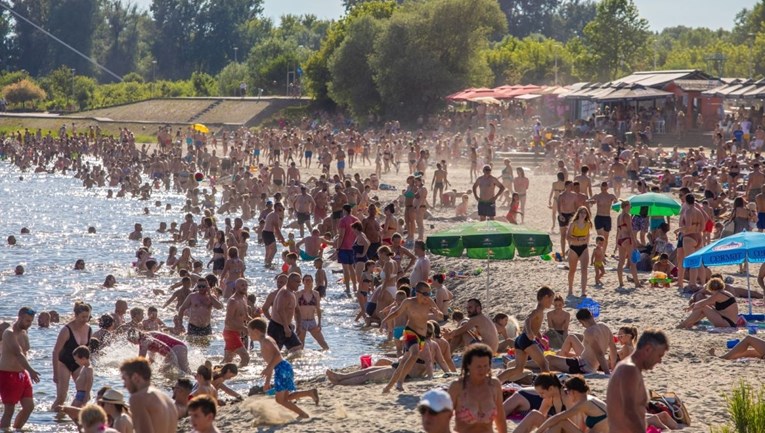 FOTO Pogledajte kakve su gužve ovog vikenda zavladale na osječkom kupalištu