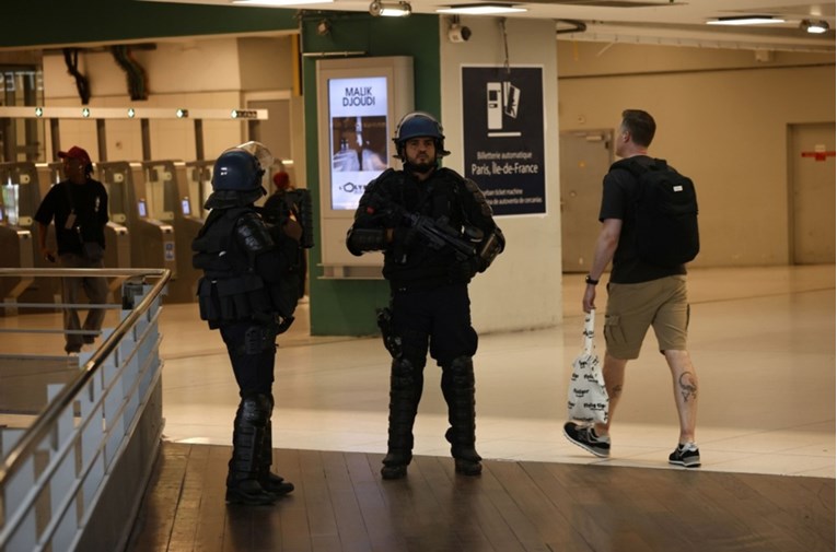 U Parizu spriječen bombaški napad