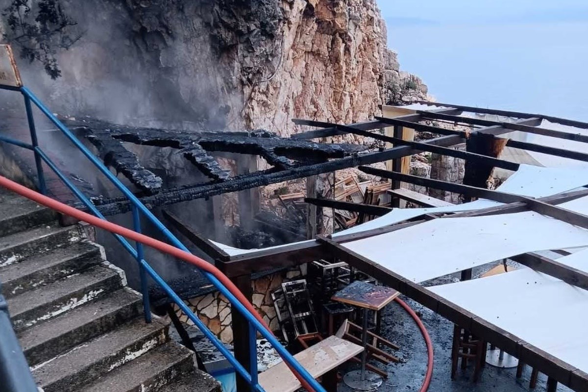 FOTO U požaru potpuno izgorio beach bar u Kostreni