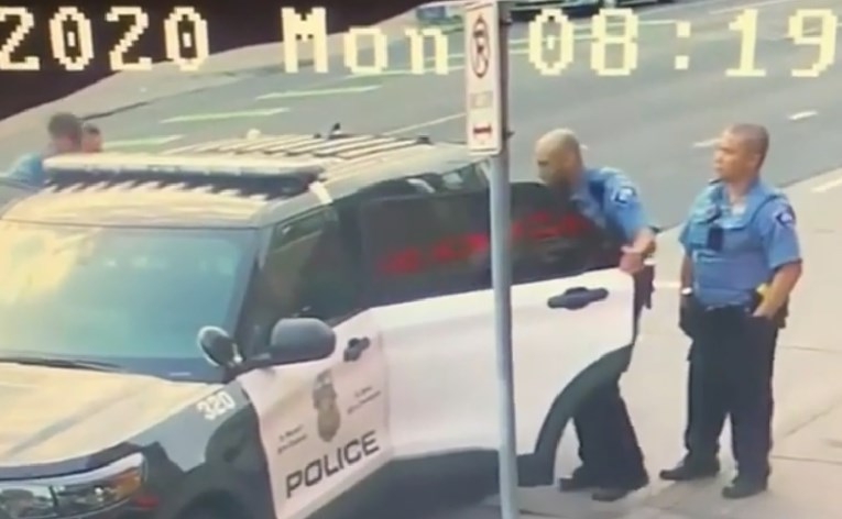 VIDEO Procurila nova snimka, policajci su Floyda tukli i u autu