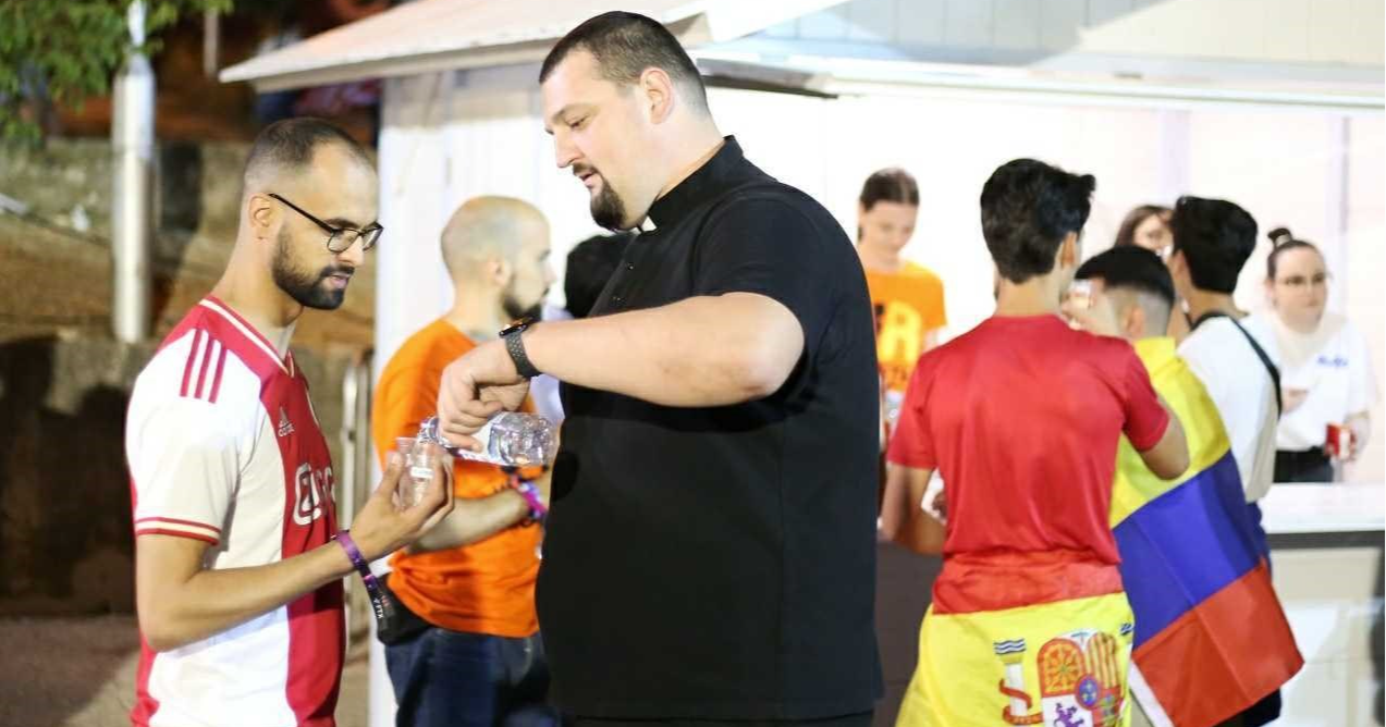 FOTO Svećenici na Ultri imaju svoju kućicu, dijele vodu partijanerima