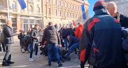 VIDEO Na trgu nakon klečanja izbila tučnjava. Privedeni Austrijanac i Francuz