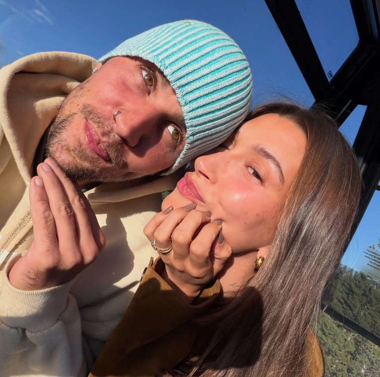 Hailey Bieber već nosi boju noktiju koju ćemo ove jeseni viđati posvuda