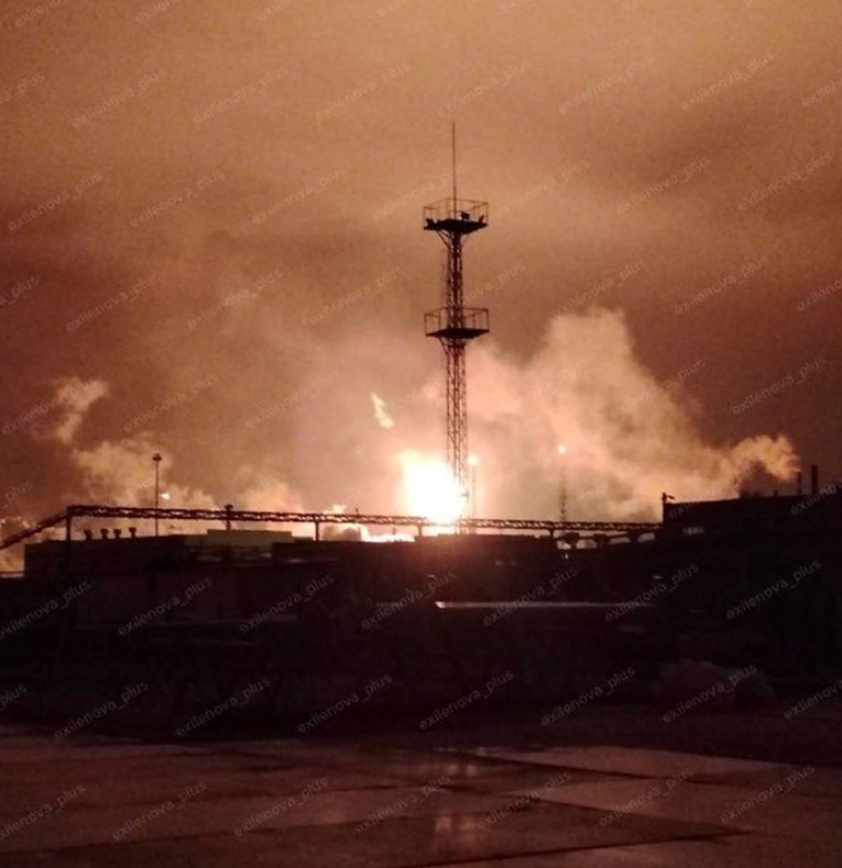 VIDEO Masovni napadi dronovima u Rusiji. Gori jedna od najvećih rafinerija