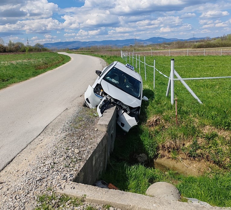 Vozačica taksija sletjela s ceste u Dugom Selu, prevezena u bolnicu