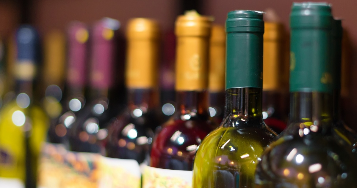 Ako nemate podrum, a u frižideru nema mjesta - vino možete držati ispod kreveta