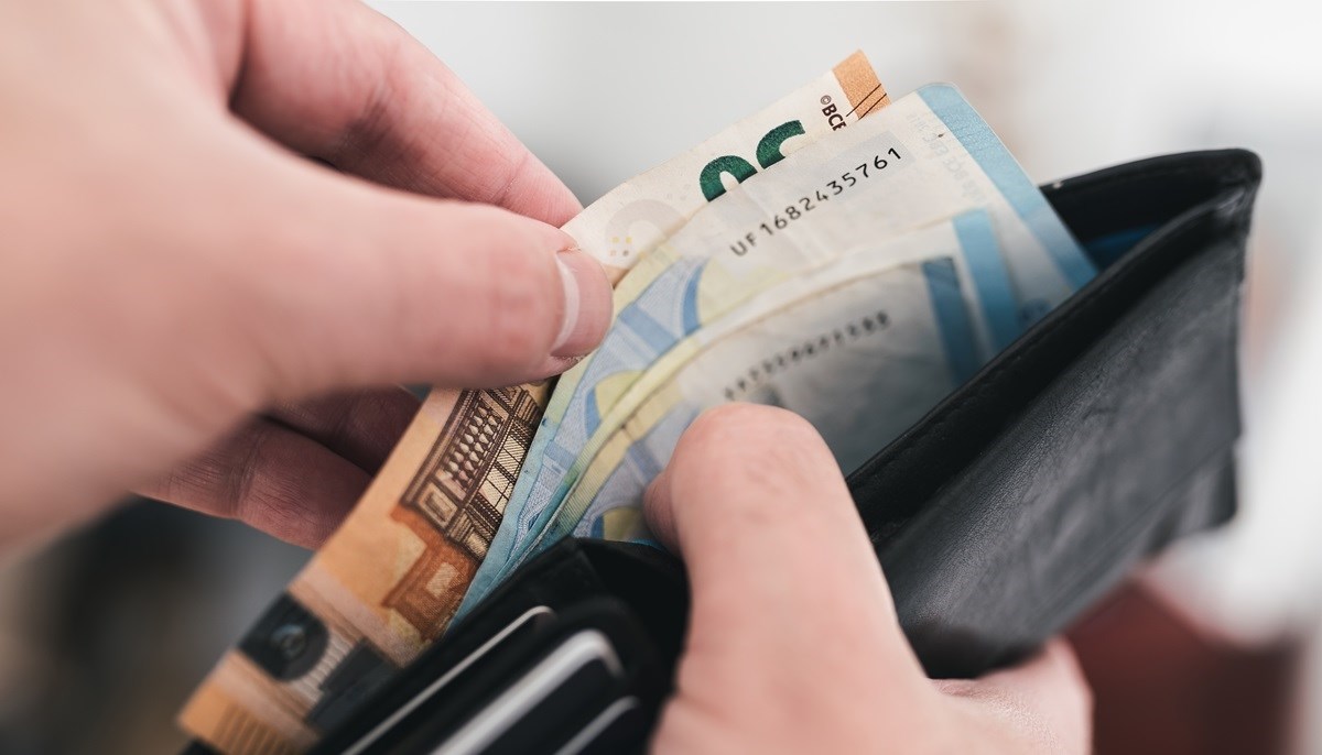 Kosovo od sutra ukida dinar i uvodi euro