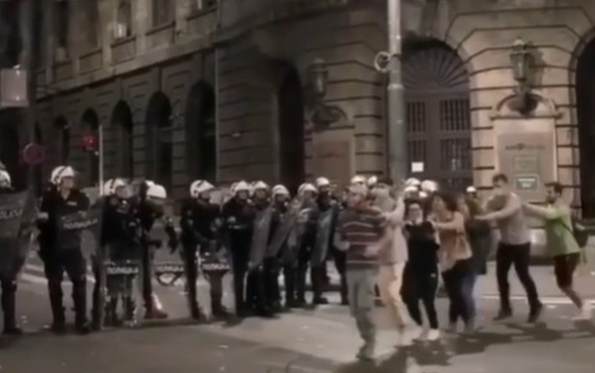 Prosvjednici u Srbiji pjevali Bajagin hit u "vlakiću" ispred policije