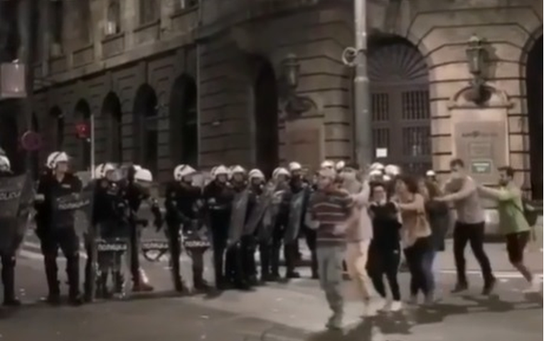 Video prosvjednika u Srbiji kako pjevaju u "vlakiću" pred policijom oduševio internet