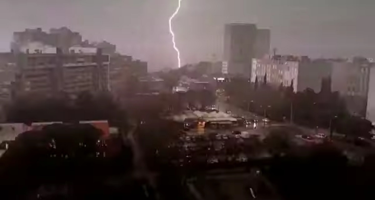 VIDEO Jako nevrijeme u Dalmaciji. Ceste pod vodom, avion nije uspio sletjeti u Split