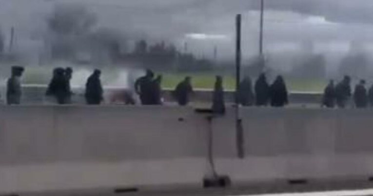 VIDEO Brutalna tučnjava navijača Napolija i Rome na autocesti, ima teško ozlijeđenih