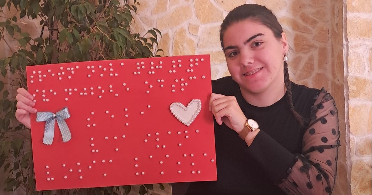 Studentica Ivana iz Kaštela izradila novogodišnju čestitku na Brailleovu pismu