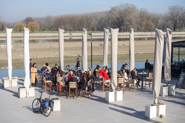 Sunčana subota u Slavoniji: Traži se mjesto više na terasi kafića, ali i na parkingu