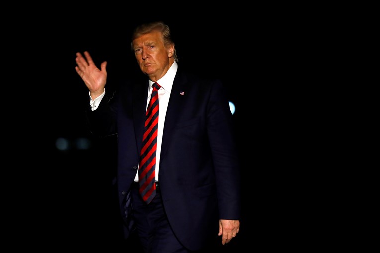 Trump kaže da izgleda narančasto zbog štednih žarulja