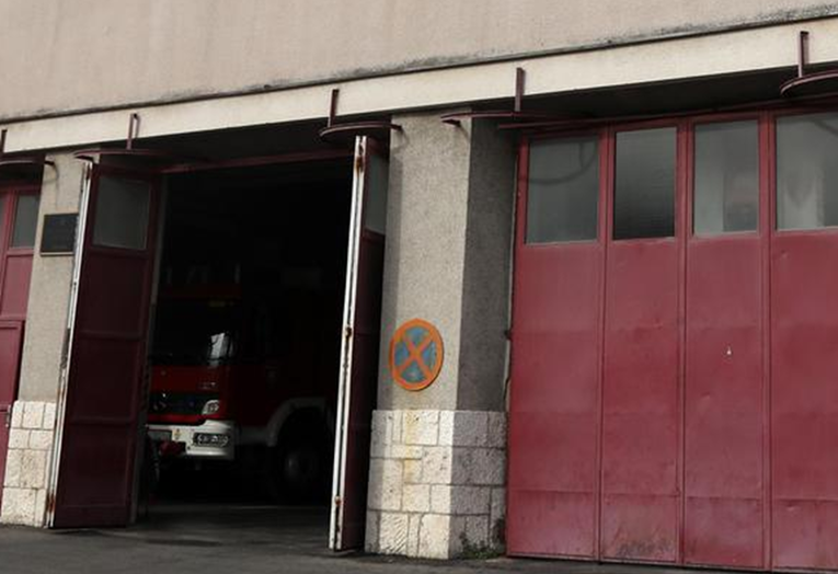 Masovna tučnjava ispred vatrogasnog doma kod Karlovca. Sudjelovale i žene
