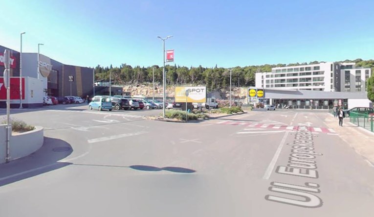 U Makarskoj na ulici srušio na tlo dvije žene. Jednoj slomljen kralježak