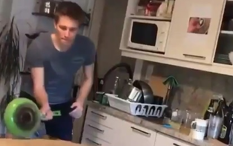Hit snimka: Ovi dečki su se u samoizolaciji zabavili pomoću tave i kutija tjestenine