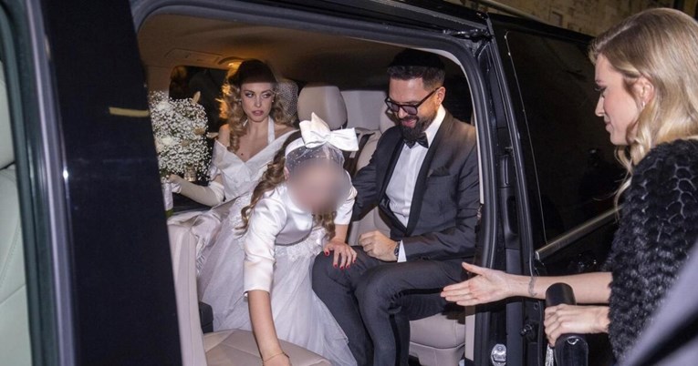 Hana Huljić odlučila se za bijelu vintage vjenčanicu, u rukama je nosila veliki buket