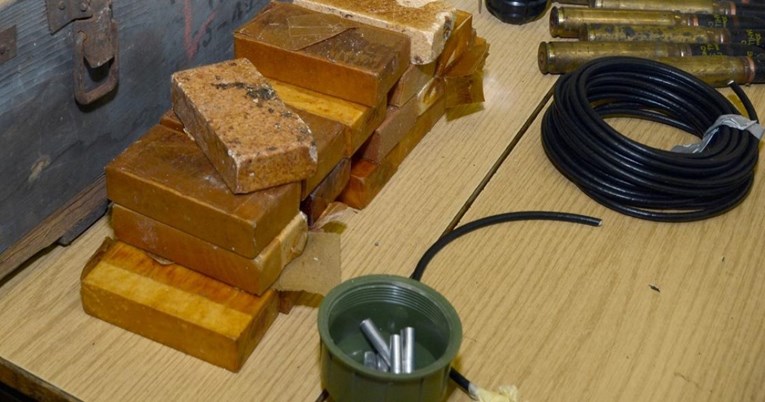 U Novalji u grmu pronađeno pola kilograma eksploziva