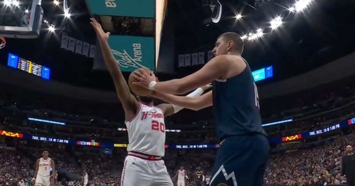 Pogledajte bizarnu scenu iz NBA-a. Jokić znao pravilo, suci nisu. Srbin pobijesnio