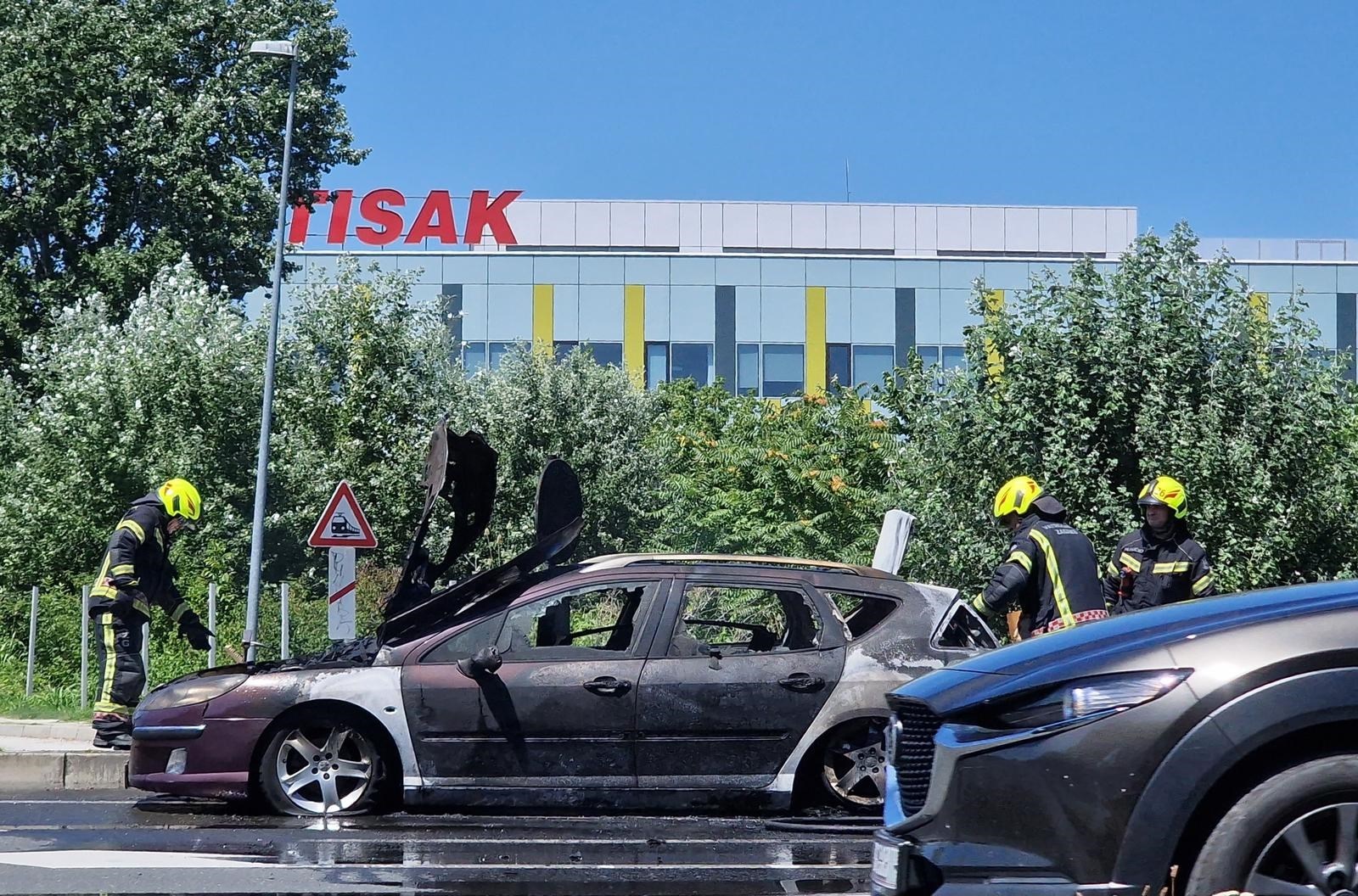 VIDEO Na Slavonskoj u Zagrebu se zapalio auto i izgorio