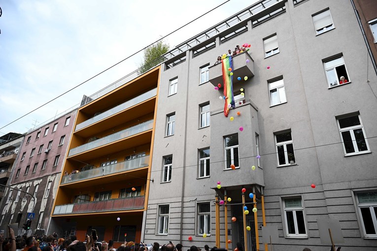 Pogledajte kako je ekipa na jednom zagrebačkom balkonu dočekala Povorku ponosa