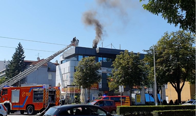Požar u restoranu u Zagrebu, iz zgrade izbija gusti dim
