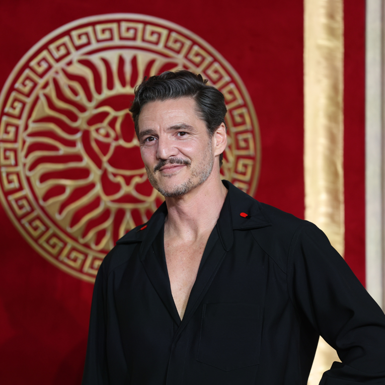 Mlađe žene ga obožavaju, a na TikToku je pravi hit. Tko je Pedro Pascal (49)?