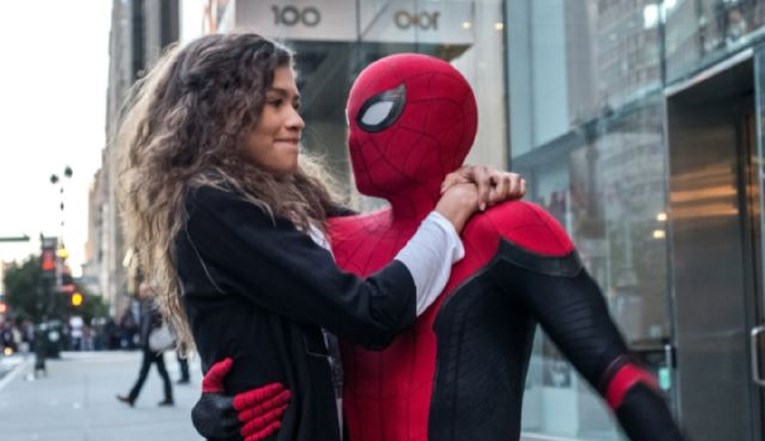 Mlade glumačke zvijezde koje su godinama poricale vezu sad su snimljene kako se ljube