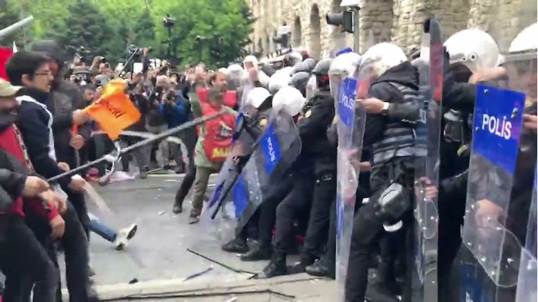 VIDEO Ogromni neredi u Istanbulu. Prosvjednici mlate policiju, trgaju im štitove