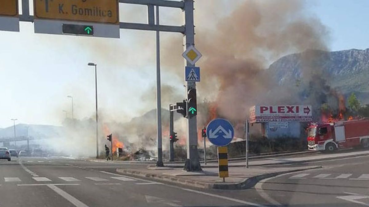 FOTO U Kaštel Sućurcu izgorjelo 500 metara trave
