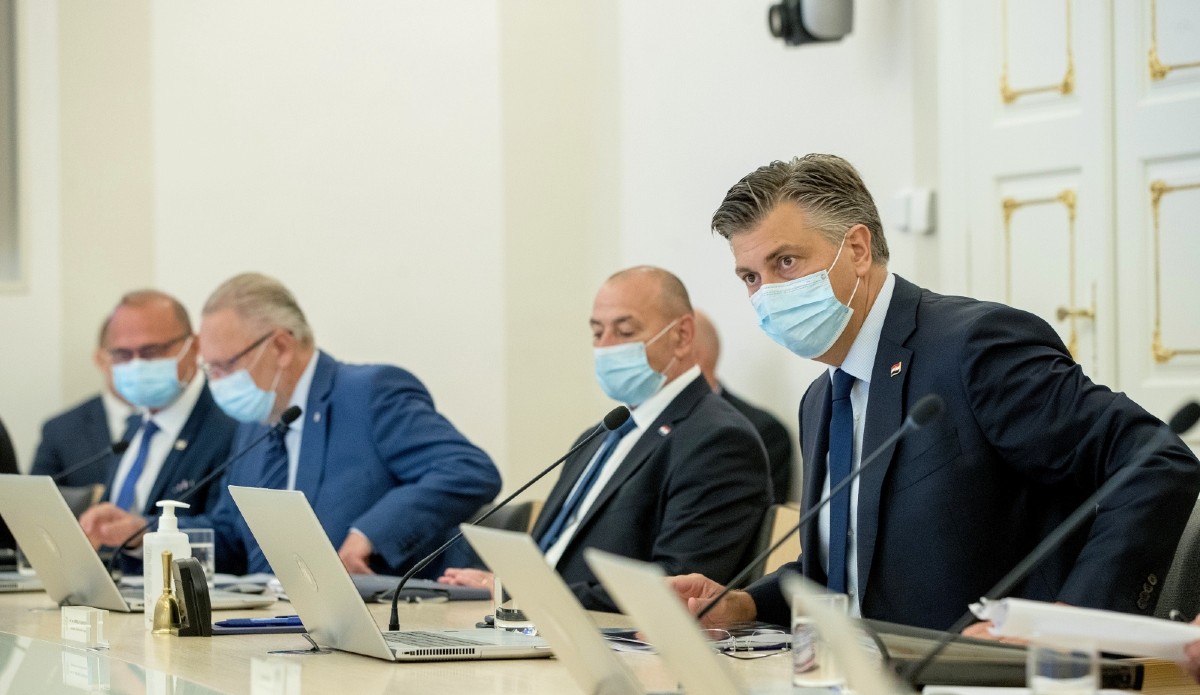 VIDEO Plenković poklopio Fuchsa o početku škole: "Hvala, ministre, ali..."