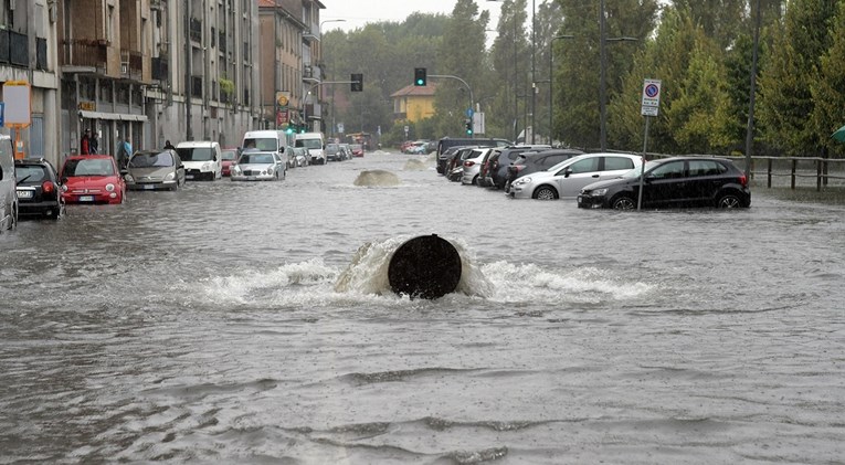 Oluja pogodila Italiju: Voda rušila mostove, poplava u Milanu, nestao čovjek...