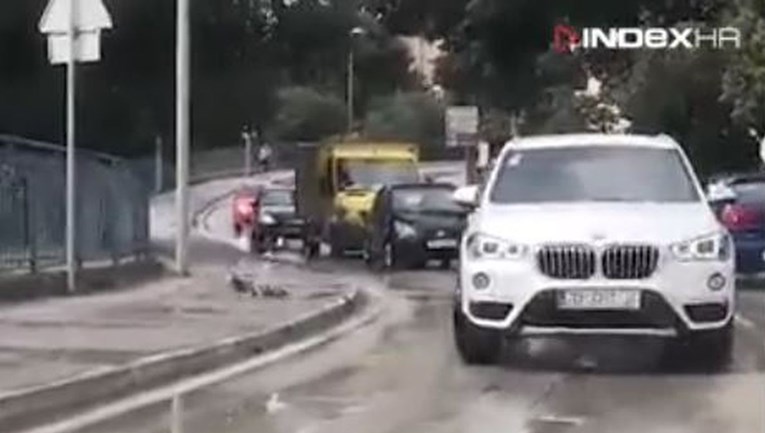 VIDEO Mama patka prevela pačiće preko ceste u Zadru i napravila zastoj u prometu