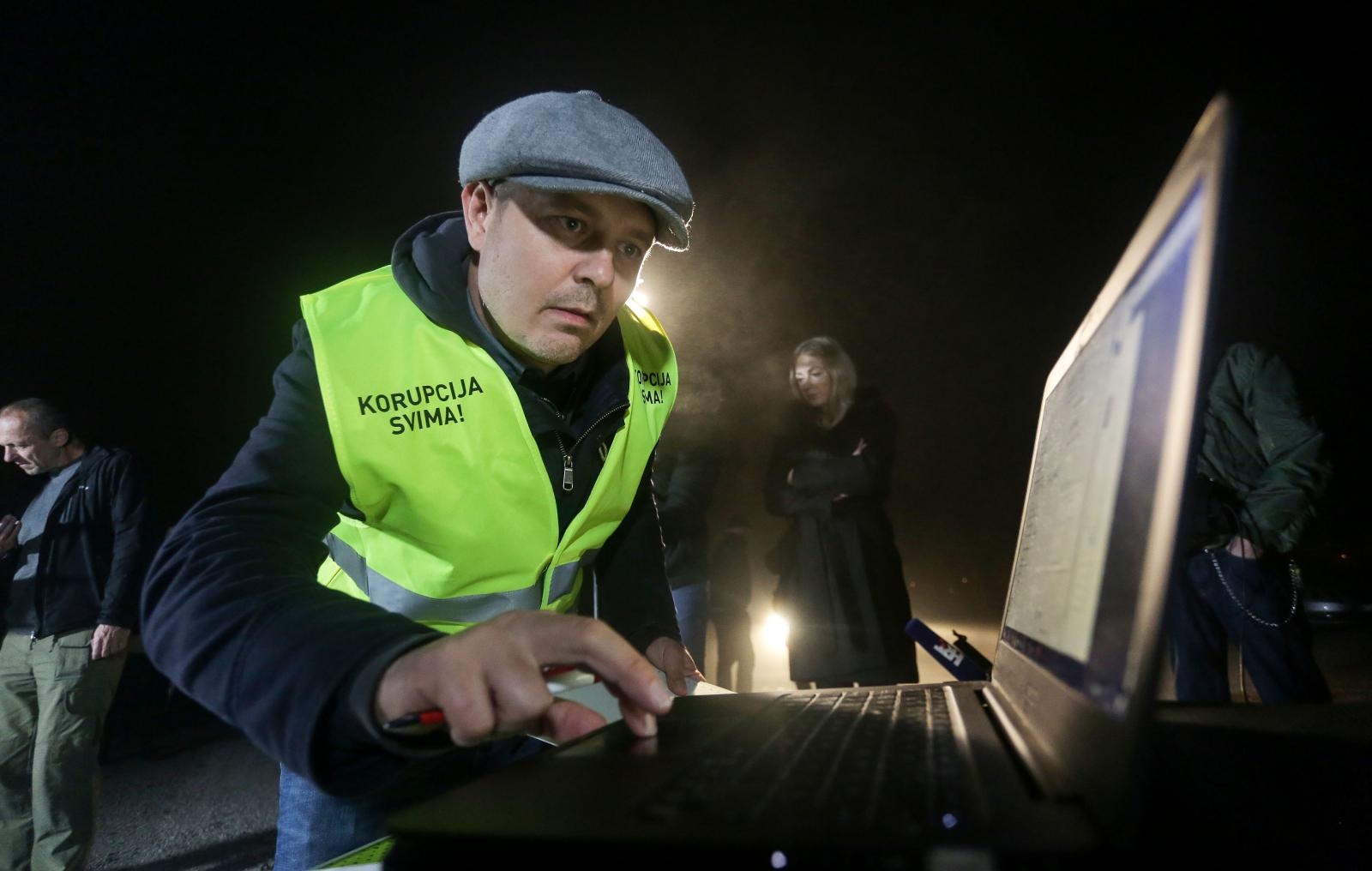 Nesuđeni Bandić počeo prikupljati potpise, krenuo s mjesta gdje je uhićen Bandić