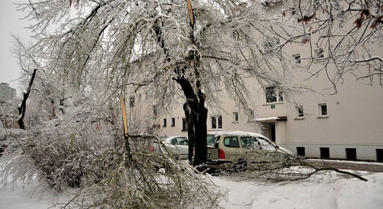 Sloveniju prekrio snijeg, u primorju puše snažna bura