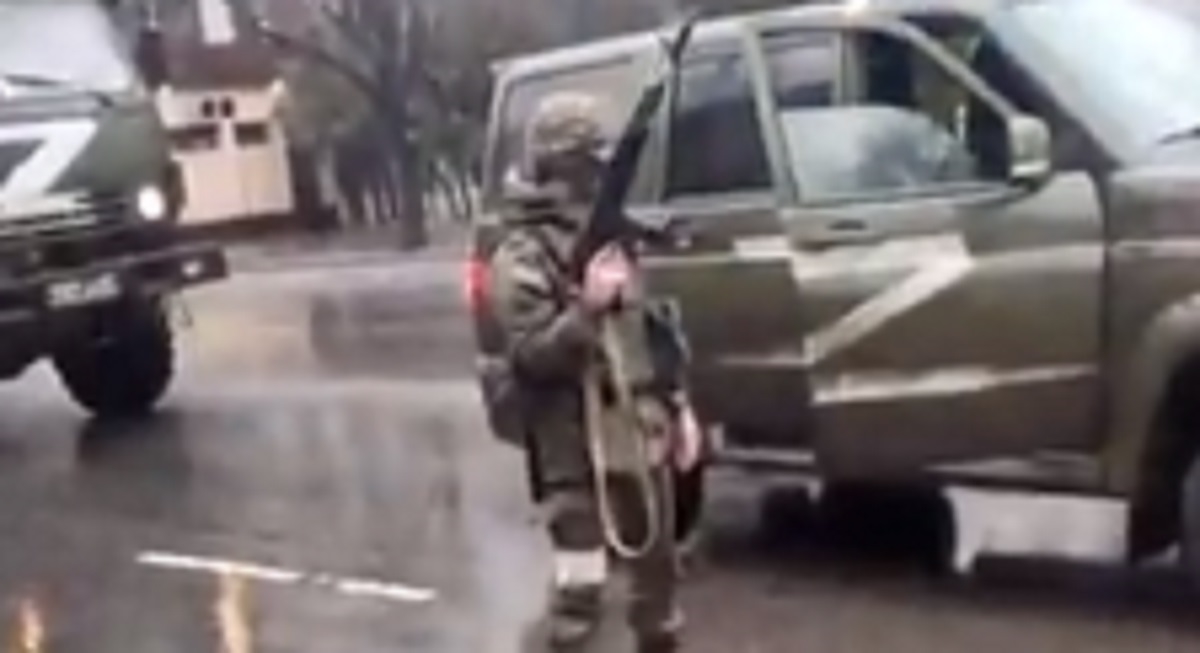 VIDEO Ljudi zaustavili rusku vojsku. Vojnik puca, Ukrajinci ne bježe