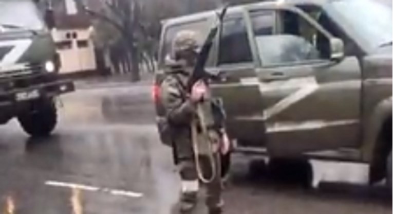 VIDEO Ljudi zaustavili rusku vojsku. Vojnik puca, Ukrajinci ne bježe