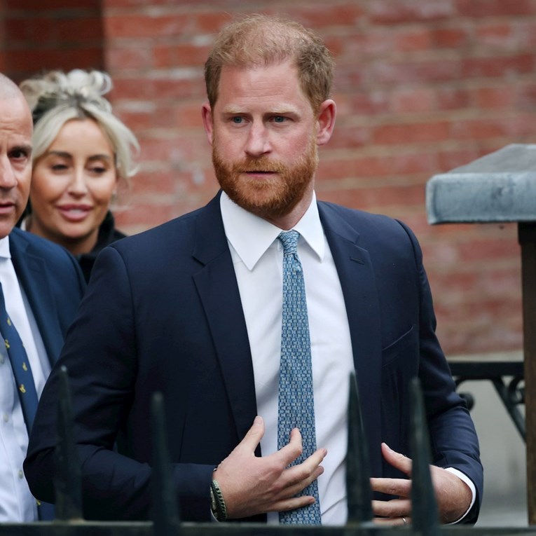 Princ Harry razmišlja o tome da uzme majčino prezime. Ujak: Ma bolje nemoj