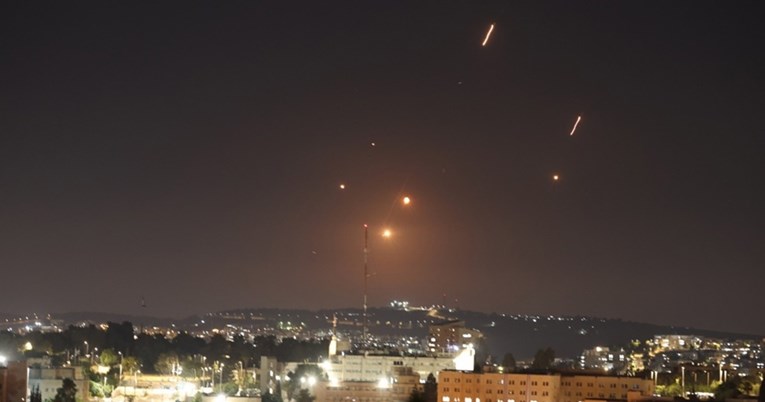 Porastao broj ozlijeđenih u iranskim udarima na Izrael, u napadu poginula žena