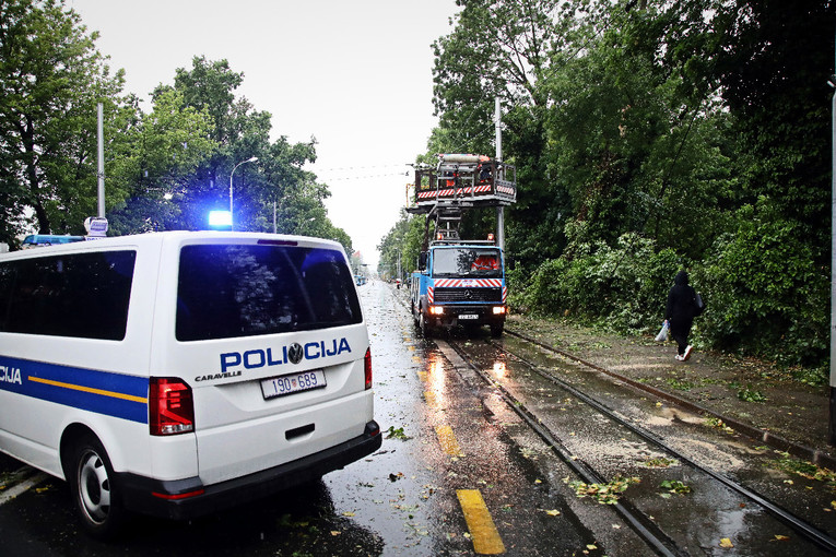 Troje ozlijeđenih u nevremenu u Zagrebu. Korlaet: Nadamo se da će se smiriti