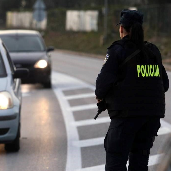 Vozač u Benkovcu prijetio policajcima, pokušao im pobjeći