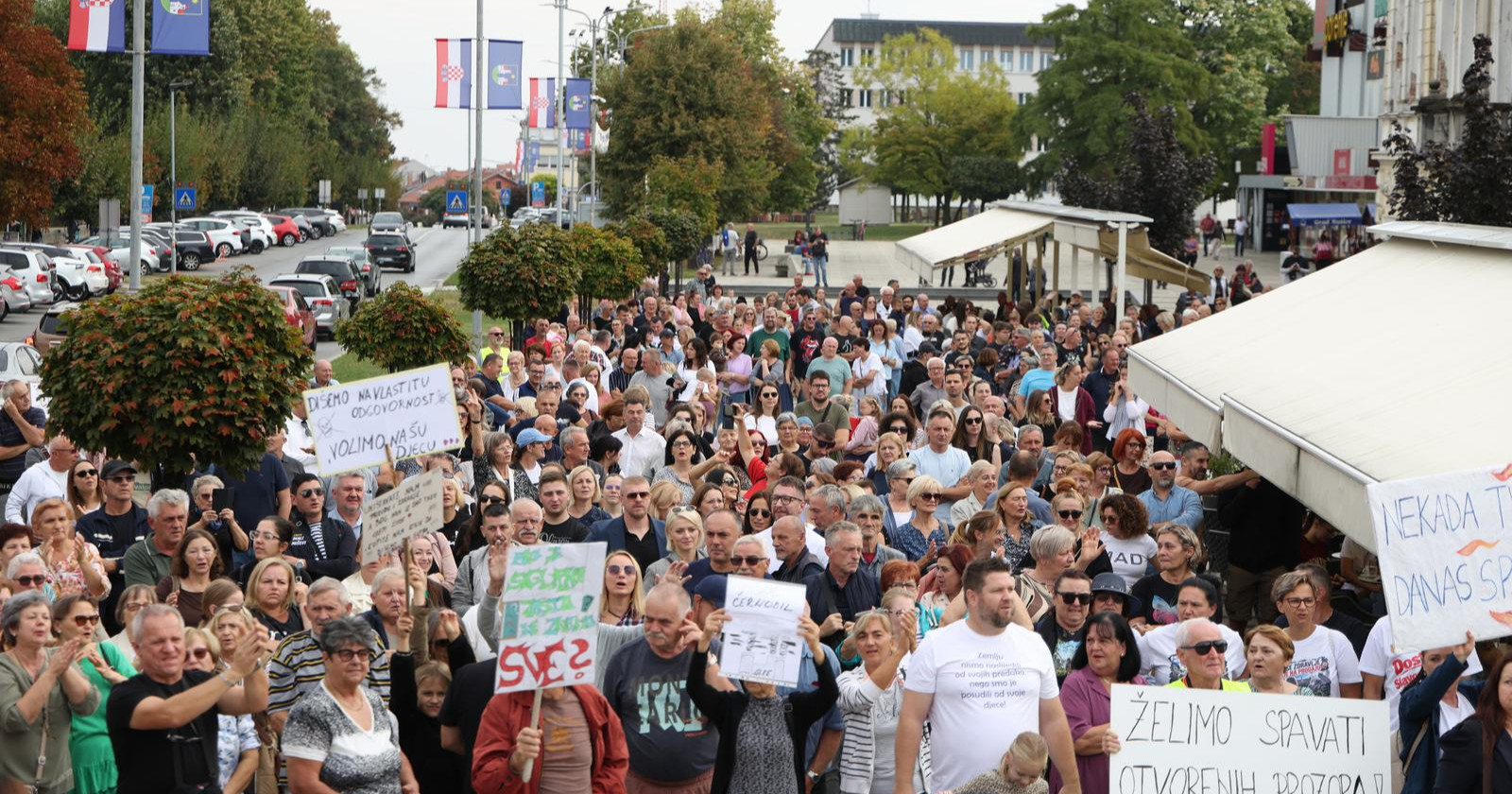 FOTO Građani u Našicama prosvjedovali zbog otpada iz Gospića. "Stop trovanju"